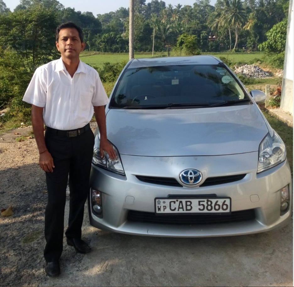 Wenn viel zu tun ist, arbeiten wir mit festen freien Fahrern in Sri Lanka, die eigene Autos haben