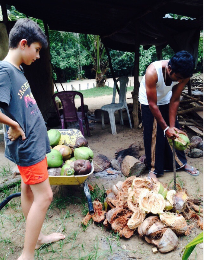 Nuga zeigt wie man Cocosnüsse schält