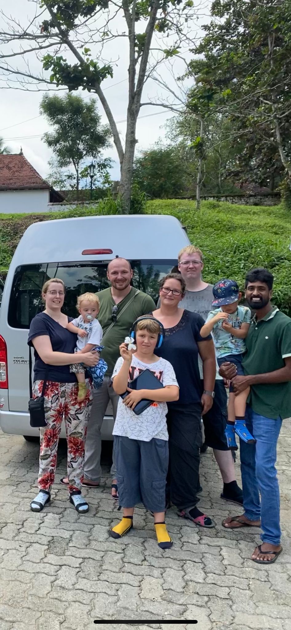 Mit Kindern und Privatchauffeur in Sri Lanka
