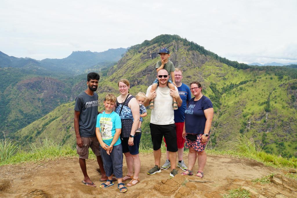 Familie mit Privatfahrer in Sri lanka