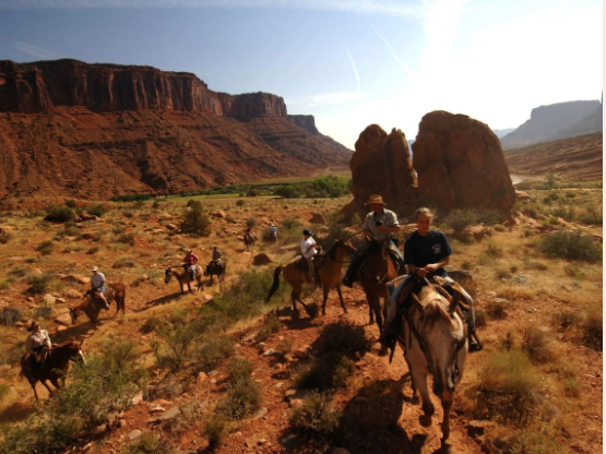 Reiten im Canyon Lands NP - fotocredit: https://redcliffslodge.com/property/redcliffs-lodge-horseback-riding/