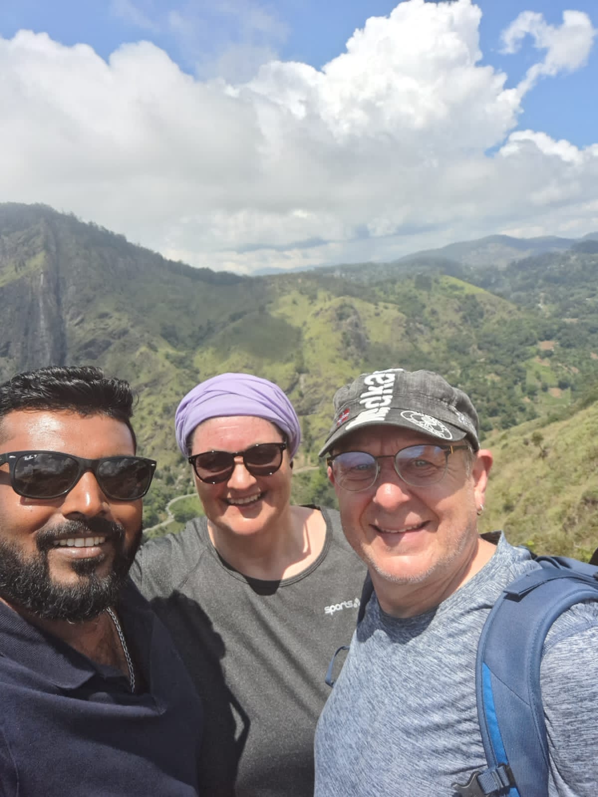 Kasun, unser neuer Fahrer für Sri Lanka, auf seiner ersten Tour für Nugadheniours,im Februar 2023. Bei uns neu im Team, aber seit 6 Jahren im Tourismusgeschäft als Guide tätig.