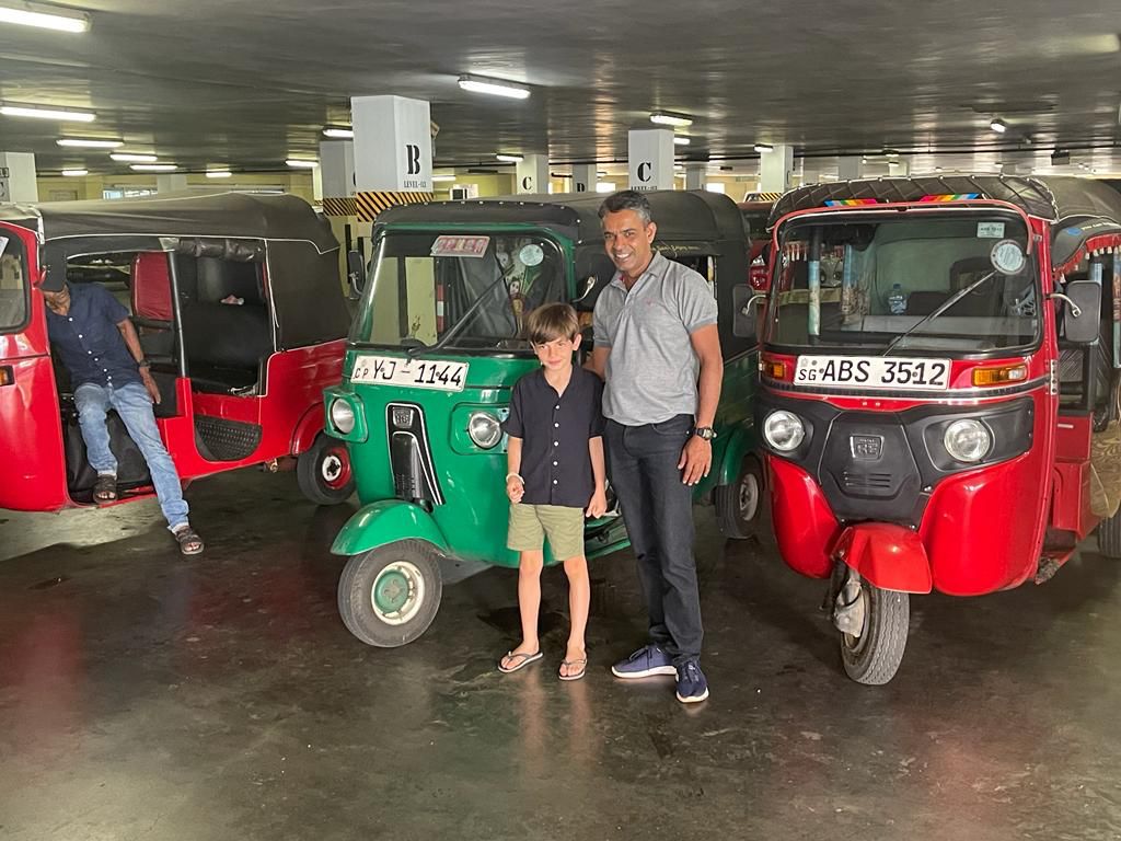 Die Tuktuks sind für Jungs natürlich alleine die Reise wert: hier mit unserem Nalaka.