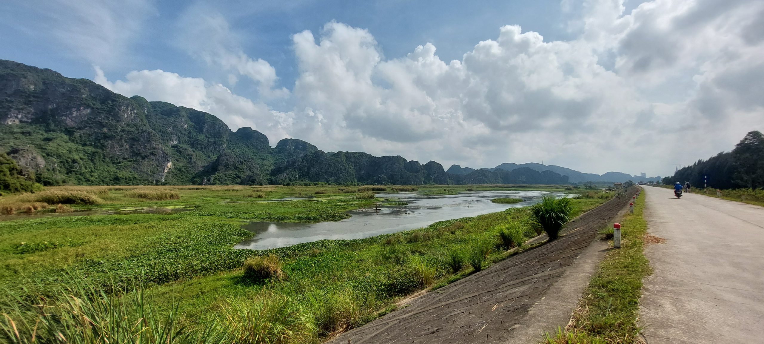 Die sogenannte Trockene Halongbucht bei Ninh Binh - ein Karstgebirge